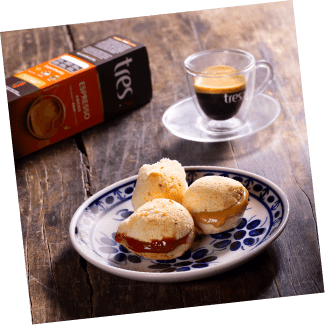 Pão de queijo recheado com doce de leite e goiabada - Receita Cafeteira TRES - 3 Corações